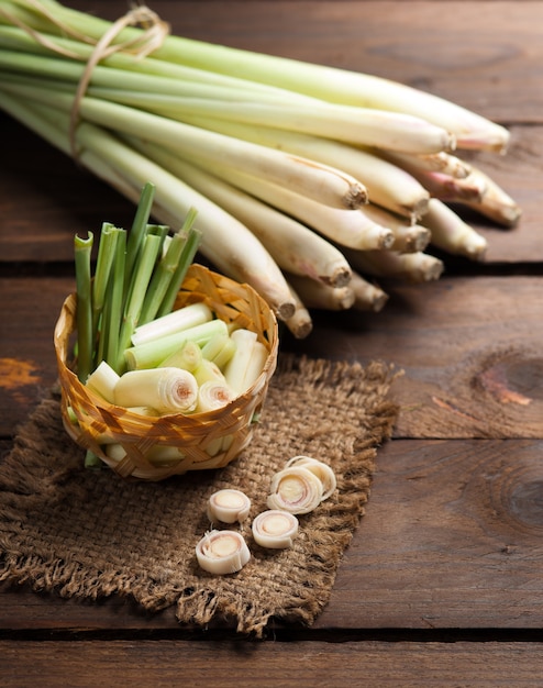 Photo lemon grass on wooden