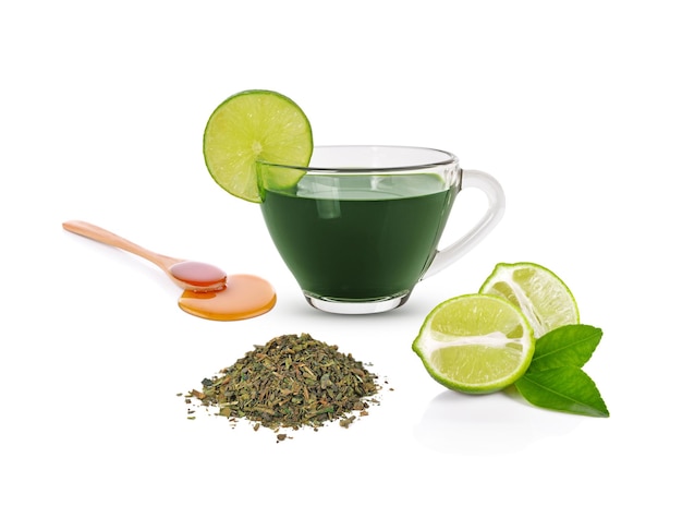 Лимонно-зеленый чай со стаканом чая на белом фоне