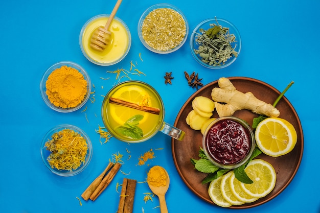 Tisana al limone e alle erbe per il trattamento della medicina alternativa e il sistema immunitario