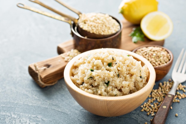 Photo lemon herbed quinoa in a bowl