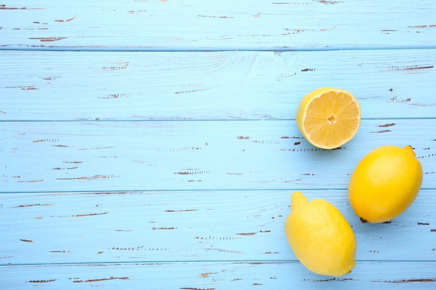 Limone isolato su blu, frutta tropicale.