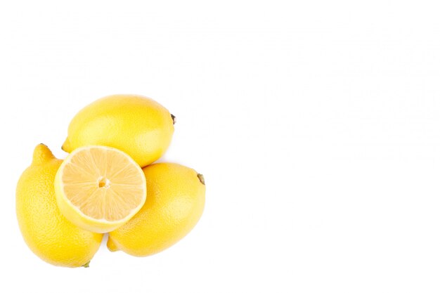 Фото Лимон, изолированные на белом фоне. тропический фрукт.