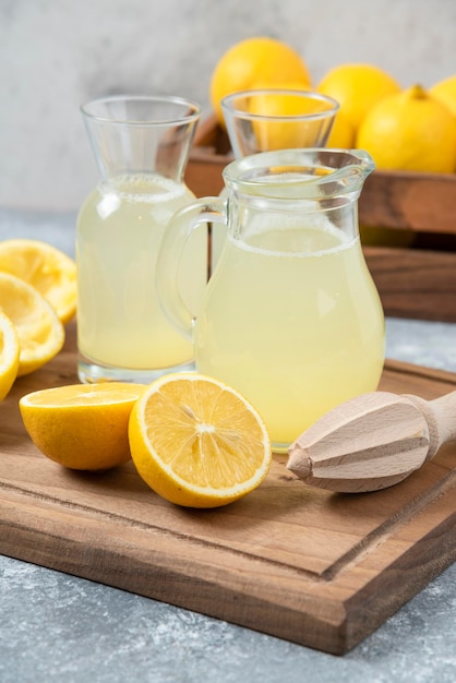 Succo di limone su tagliere sfondo grigio