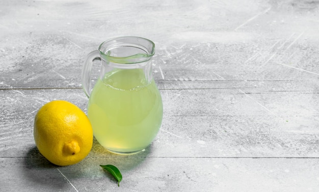 Foto succo di limone nella caraffa