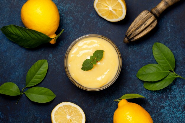 Lemon kurd in glass bowl