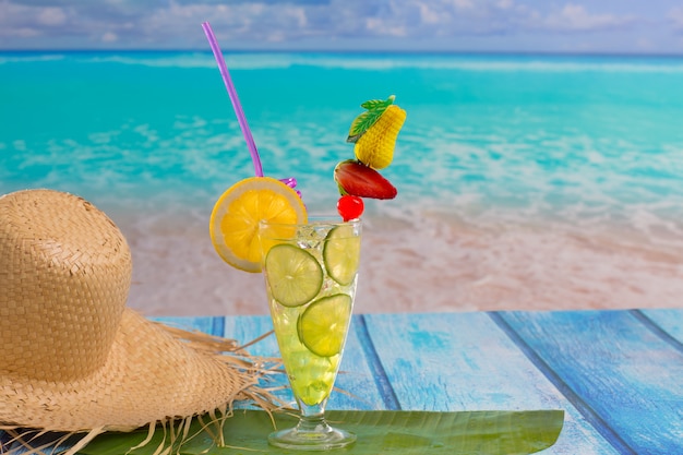 Фото Лимон лайм коктейль мохито на тропическом пляже
