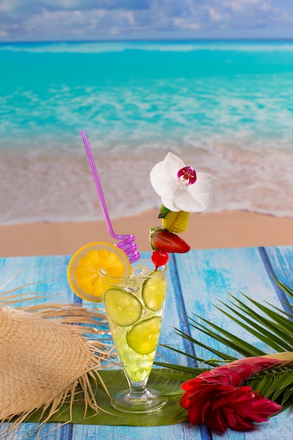 Foto mojito del cocktail della calce del limone sulla spiaggia tropicale