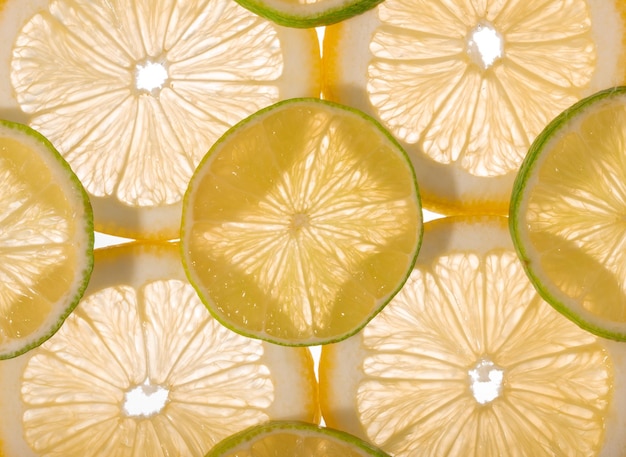 写真 背景フラットレイ写真としてレモンライムオレンジスライス