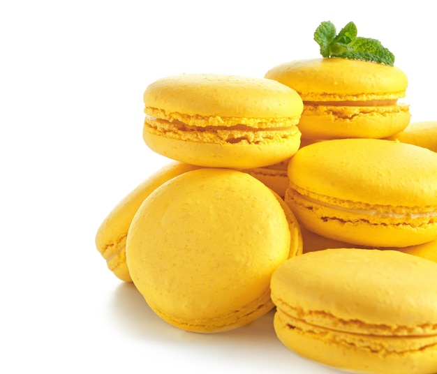 Macarons al limone su bianco