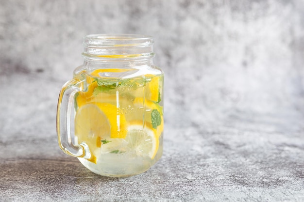 Foto acqua con sapore di limone e menta