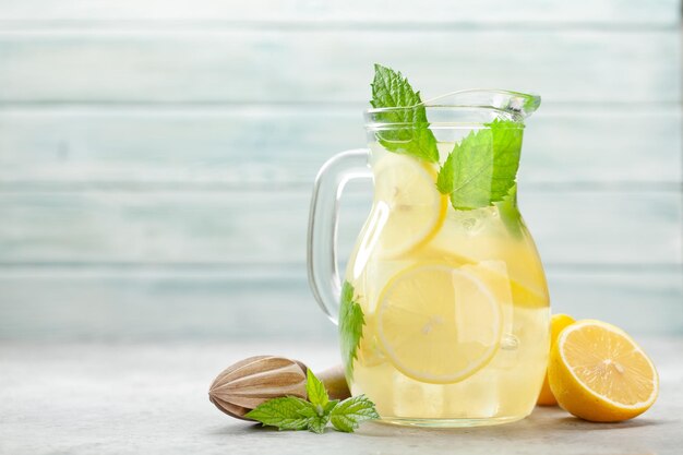 Photo lemon and mint homemade lemonade