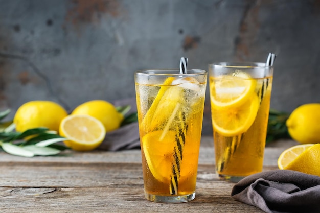 Коктейль из чая со льдом и мятой с лимоном, освежающий напиток для летних дней