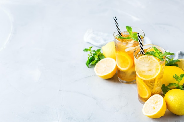 Cocktail di tè freddo alla menta e limone bevanda rinfrescante per le giornate estive