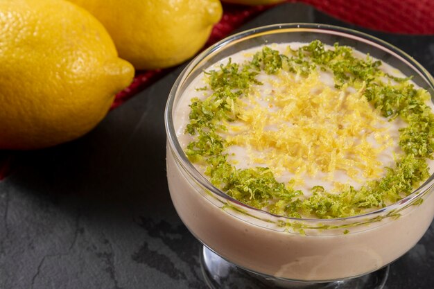 Mousse al limone in coppa di cristallo con scorza di limone.