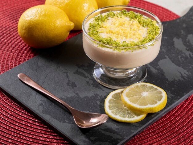 Foto mousse al limone in coppa di cristallo con scorza di limone.