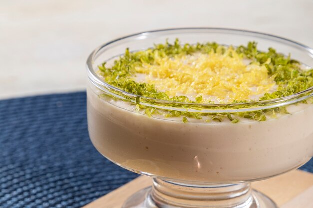 Mousse al limone in coppa di cristallo con scorza di limone.