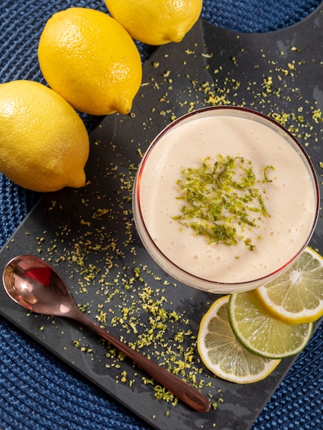 Mousse al limone in coppa di cristallo con scorza di limone.