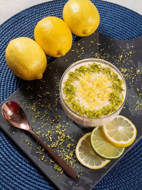 Foto mousse al limone in coppa di cristallo con scorza di limone.