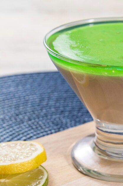 Foto mousse al limone in una ciotola di vetro con sopra la gelatina di limone.