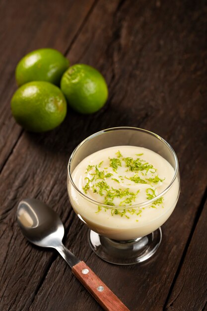 Foto mousse al limone con scorza di limone sopra