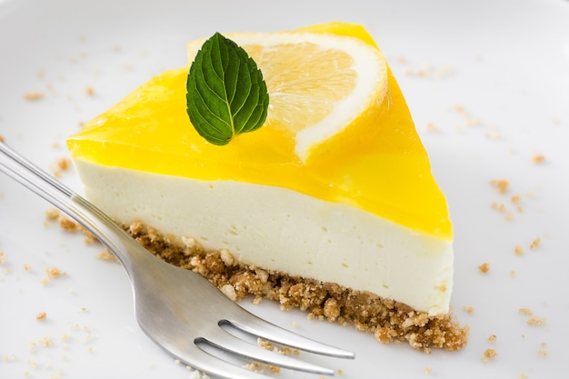 Кусочек лимонного пирога на десертной тарелке