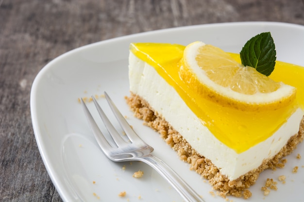 Foto fetta della torta del limone sulla tavola di legno