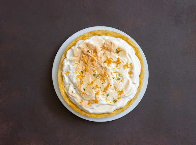 Torta al limone con meringa. crostata. prodotti da forno. dolce.