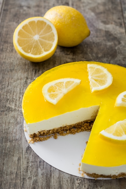 Photo lemon pie on wooden surface