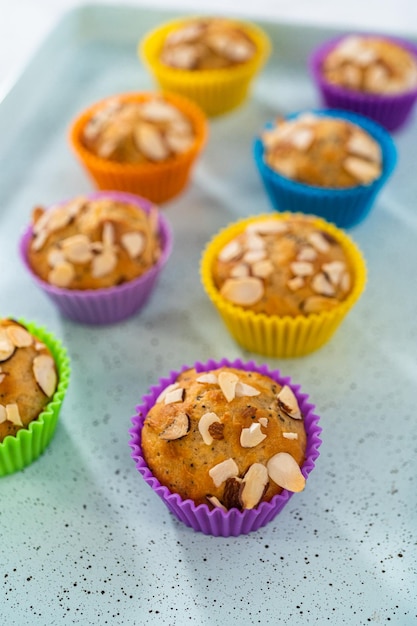 Foto lemon poppy seed muffins versierd met amandelstukjes