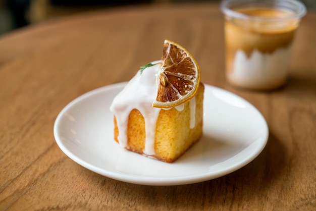 白い皿にレモンのパウンドケーキ
