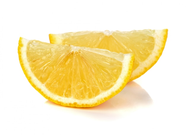 Ломтик лимона, изолированные на белом.