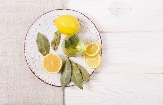 Foto il limone, le spezie e l'olio nel piatto.