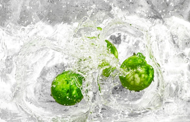 Foto il limone spruzza in acqua