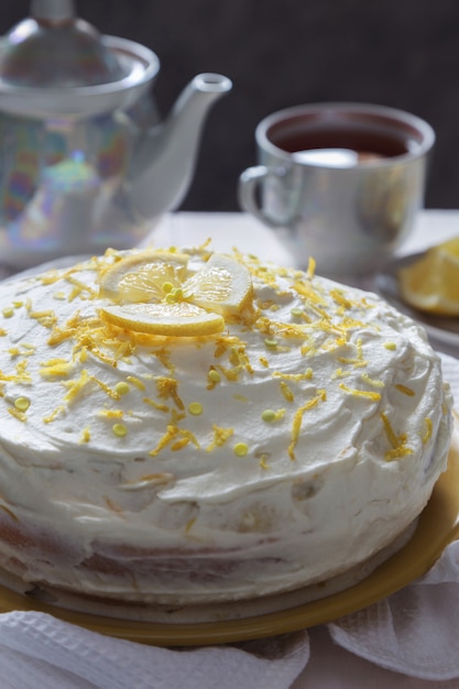 Lemon sponge cake with cream, zest and tea