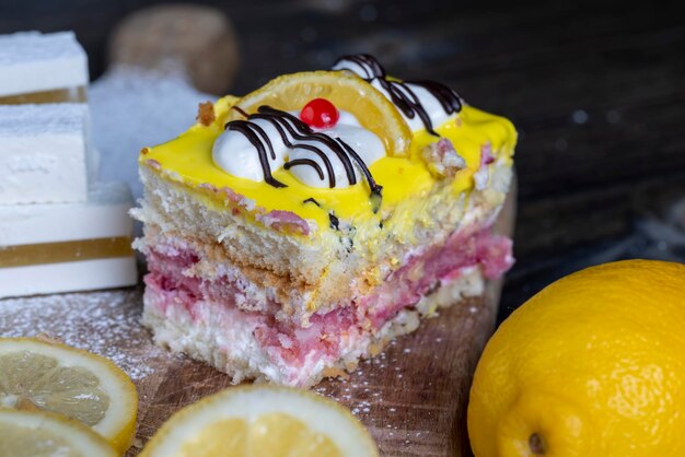 Лимонно-клубничный торт из нескольких слоев коржей разного вкуса сливочно-лимонный слой сладкий и вкусный многослойный десерт