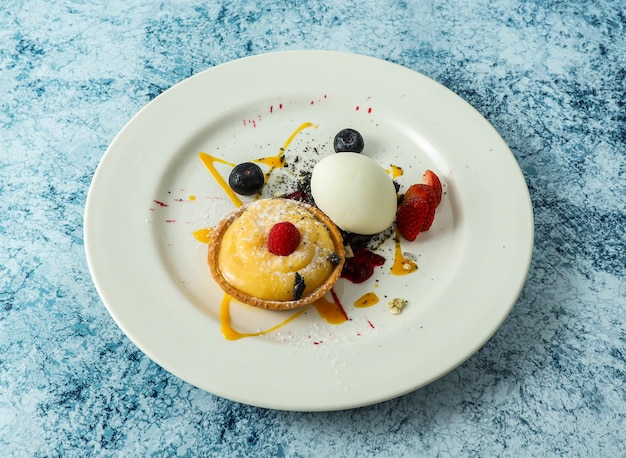 Foto torta al limone con fragole e mirtilli servita in piatto isolato sullo sfondo vista superiore del cibo italiano