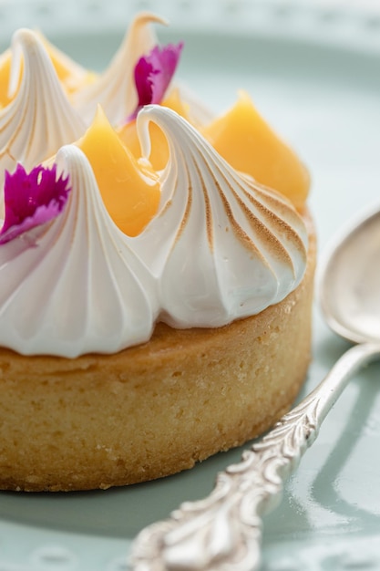 写真 メリンゲと花びらで飾られたレモンのターレット レモンのパイは皿にスプーンで提供されます
