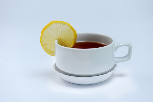 чай с лимоном на чашке