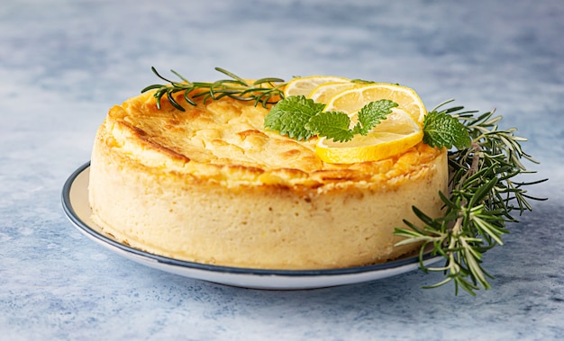 Foto cheesecake al limone e vaniglia con rosmarino