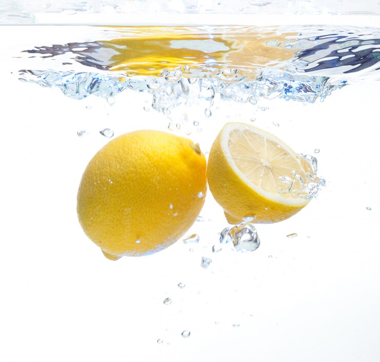 Photo lemon in the water
