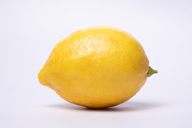 흰색 배경에 레몬 노란색 과일