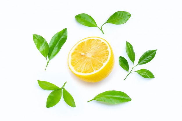 Photo lemon  with leaves circle on white