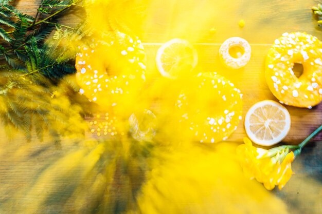 休日のレモン イエローのお菓子とミモザの花
