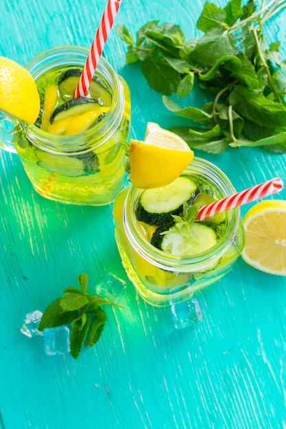 Foto bevanda di limonata in un barattolo di vetro su fondo di legno