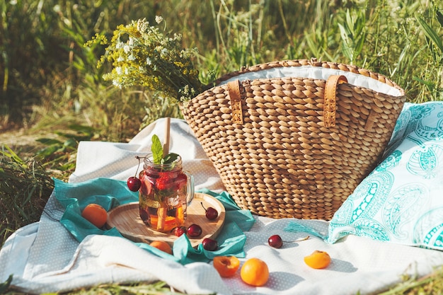 유리 잔과 레모네이드, 대나무 빨대, 친환경 여름 피크닉.
