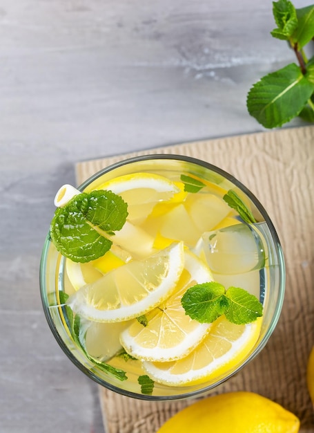 신선한 레몬과 민트를 곁들인 유리에 레모네이드 복사 공간이 있는 차가운 여름 음료 탑 뷰
