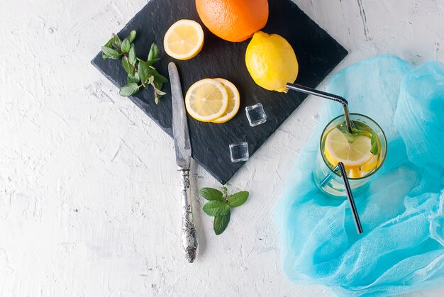 Фото Лимонад в стакане со льдом и мятой