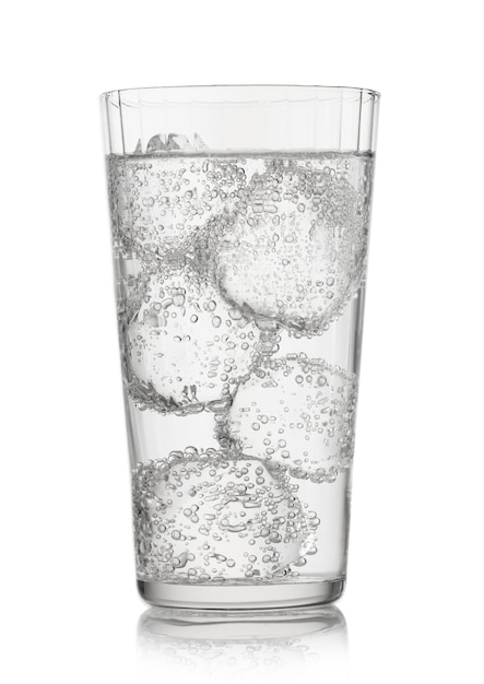 Limonata acqua minerale frizzante con cubetti di ghiaccio e bolle su bianco