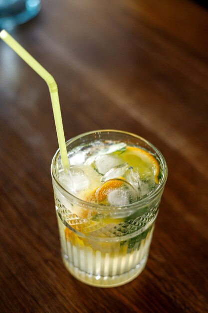 Photo lemonade on the table in a cafe