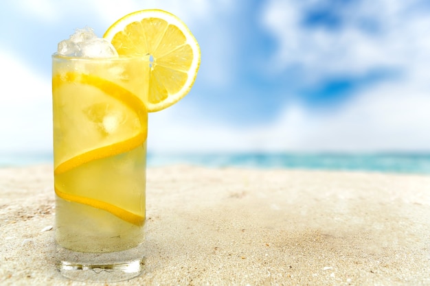 Лимонад со свежим лимоном на фоне